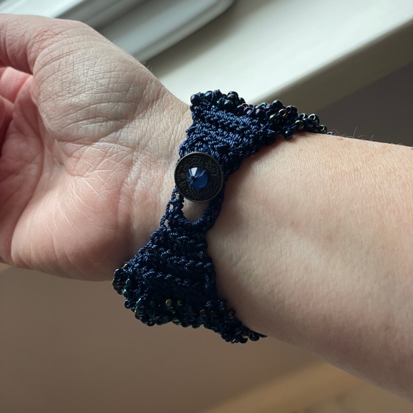 Beaded bracelet with crochet clasp - Picture 2 of 2